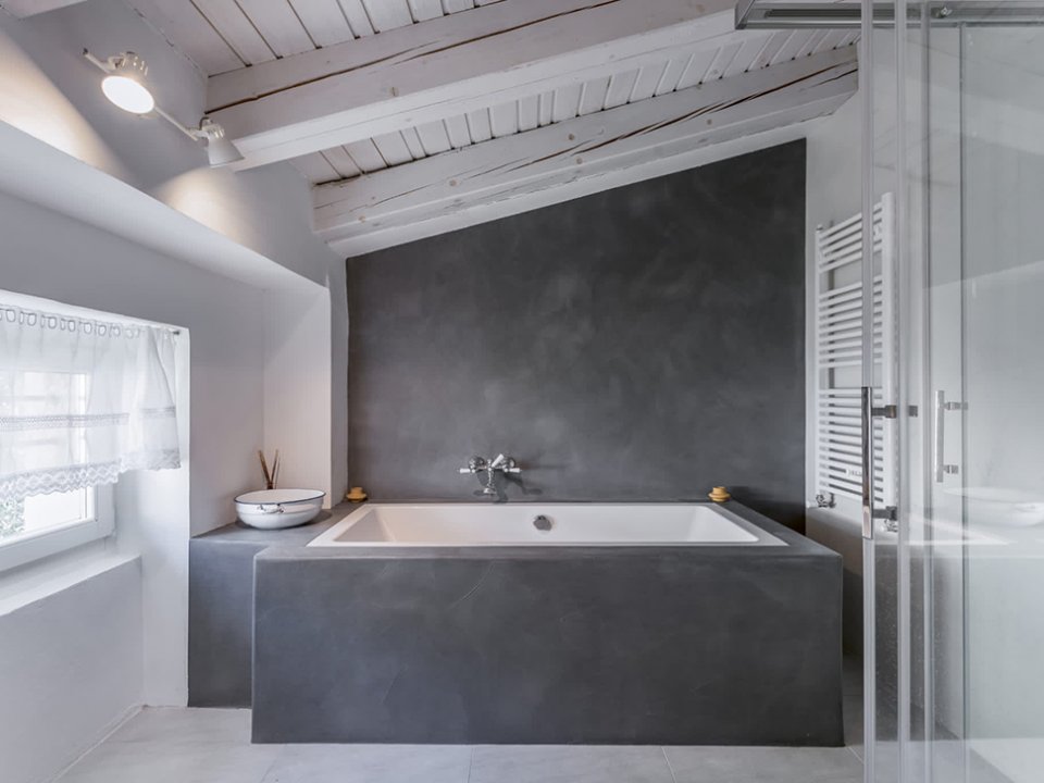 Negro Dulce Rustic Mat i Blanco Dulce Concrete na zidu
