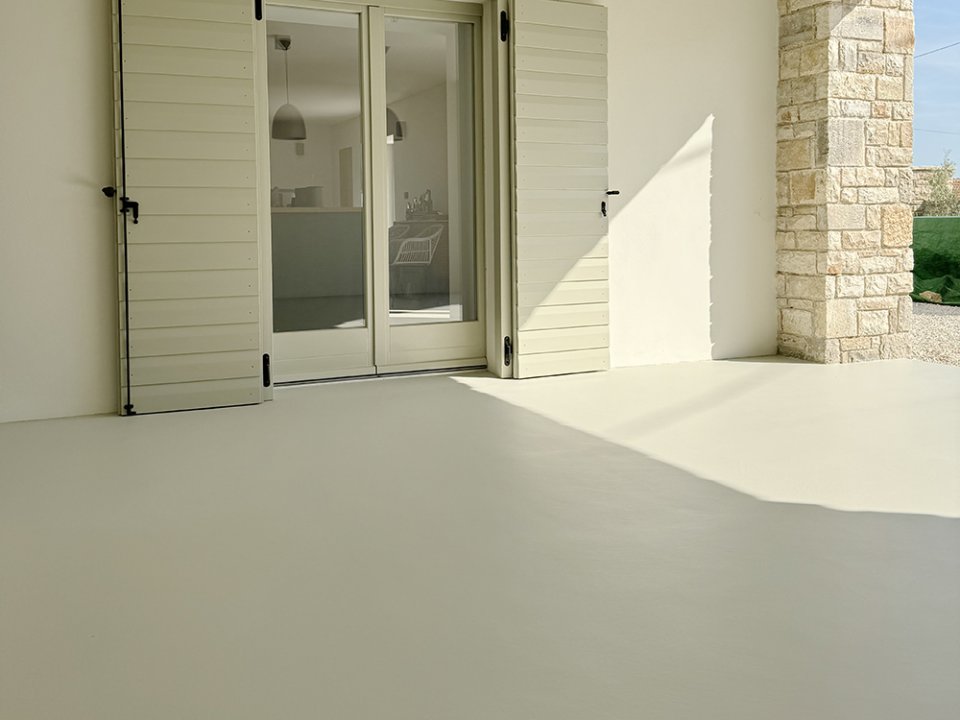 Mikrocement + Cover terasa pod boja po RAL-u vanjske stolarije