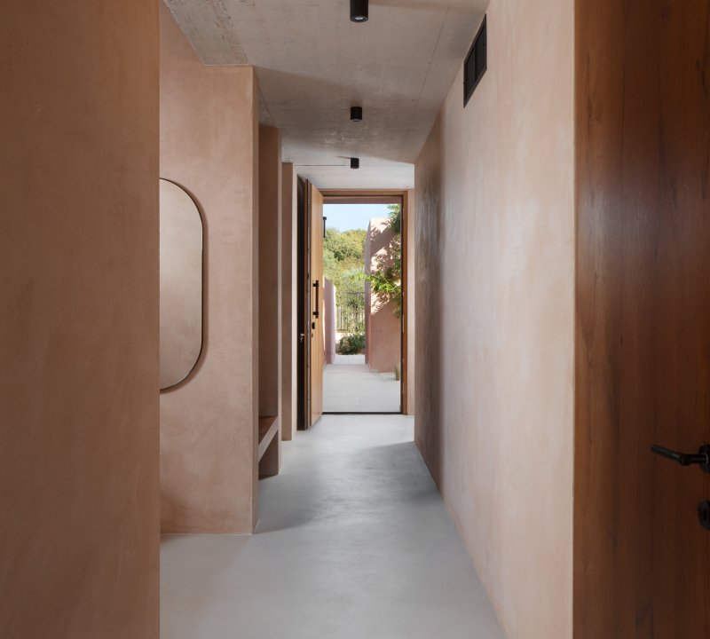 Mikrocement pod, Transit, Mat, Kovacic. Photo Koridor